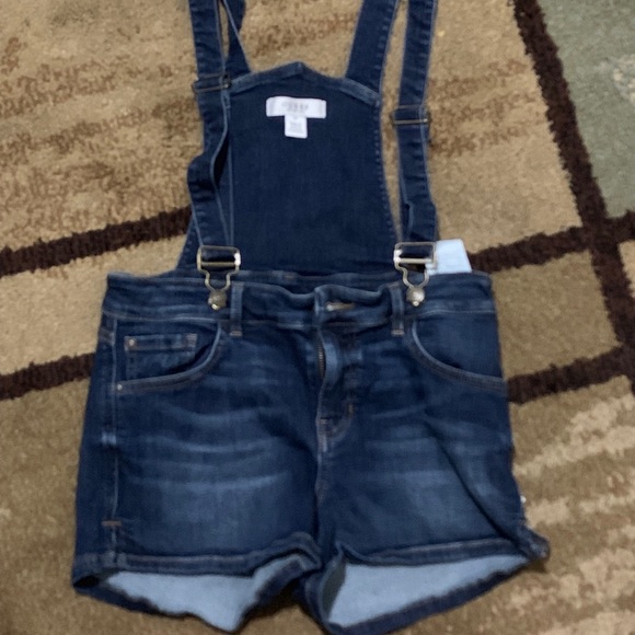 Guess shorts with overall suspenders - Picture 2 of 2